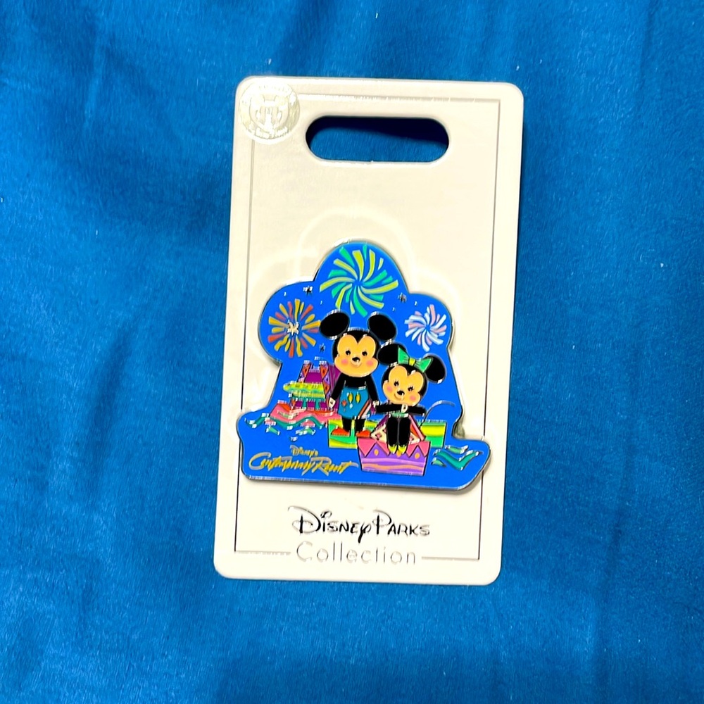 New on card Disney Contemporary Resort Mickey and Minnie trading pin 2020